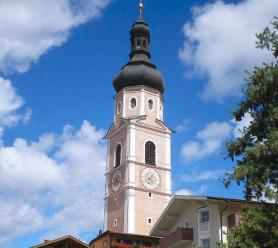 Sella Ronda a městečko Kastelruth - městská věž