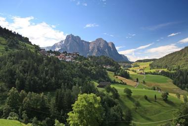 Sella Ronda a městečko Kastelruth v létě