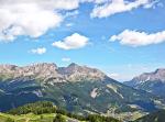 Italské údolí Val di Fassa v létě